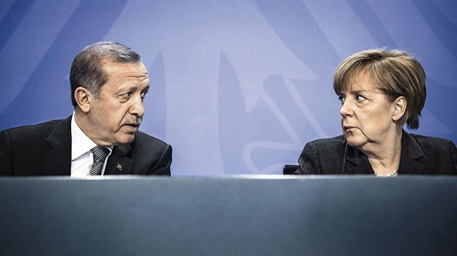 MERKEL - ERDOĞAN GÖRÜŞMESİ
NATO zirvesi için Brüksel'de bulunan Cumhurbaşkanı Erdoğan, NATO karargah binasında Almanya Başbakanı Merkel ile bir toplantı gerçekleştirdi. Erdoğan ve Merkel'in, Suriye'deki son durumun yanı sıra, Almanya'nın FETÖ'cü teröristleri iade etmeyerek sığınma vermesi ve Alman vekillerin izin verilmeyen İncirlik ziyaretleri konularını görüştükleri öğrenildi.