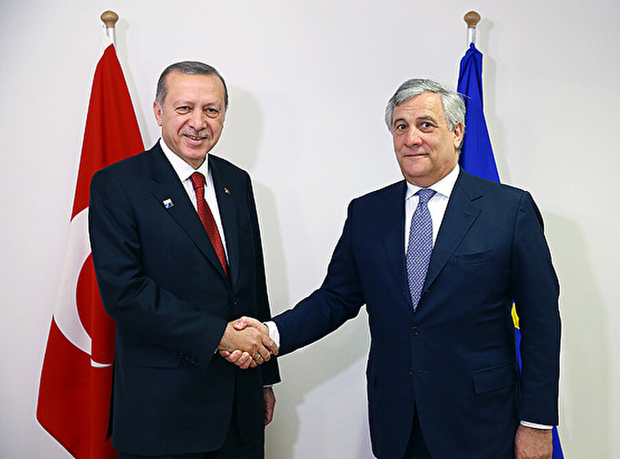 ERDOĞAN - AP BAŞKANI TAJANİ GÖRÜŞMESİ

                                    

Erdoğan, Tusk ve Junker'le görüşmesinin ardından Avrupa Parlamentosu (AP) Başkanı Antonio Tajani ile bir araya geldi. 
AB Konseyi binasında yapılan ve basına kapalı gerçekleştirilen görüşmenin başında gazetecilerin görüntü almasına izin verildi. Görüşmede Dışişleri Bakanı Mevlüt Çavuşoğlu, AB Bakanı ve Başmüzakereci Ömer Çelik ve Enerji ve Tabii Kaynaklar Bakanı Berat Albayrak da yer aldı. 
Yaklaşık 45 dakika süren görüşmede, Türkiye ile AP arasındaki ilişkilerin mevcut durumu ve sonrası için yapılacakların ele alındığı ifade edildi. 
                                