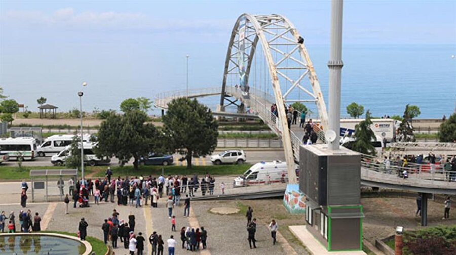 ​Giresun’da üst geçide çıkan yaşlı kadın yürekleri ağza getirdi