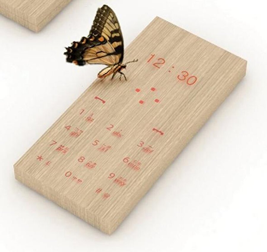 Maple Phone
Görünüşte sadece 4.5 x 10.4 x 9.8 cm ebatlarında ahşap bir parça...