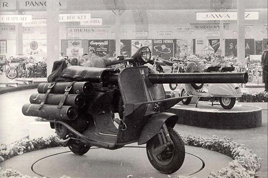 Vespa 150 TAP

                                    
                                    Vespa scooter, 1956 yılında Fransızların icat ettiği bir silahtır. Bu silahlı aracın yapılmasındaki amaç hızlı hareket ve bu sırada ateşleme yaparak önüne çıkacak birçok engeli ortadan kaldırmaktı.
                                
                                