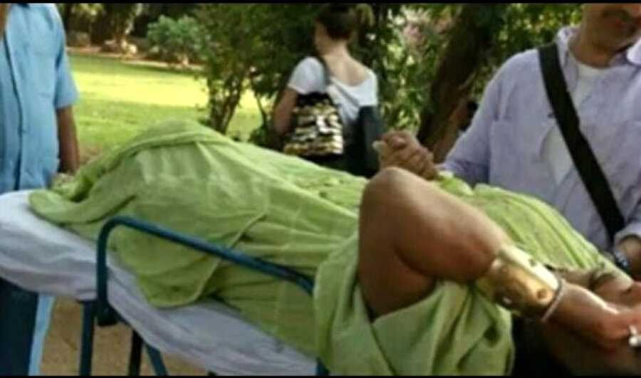 Hastaneye kaldırıldı!
Sol bacağında şişkinlik ve kızarıklık oluşan Bülent Ersoy, set doktorunun yaptığı ilk müdahalenin ardından hastaneye kaldırıldı. 