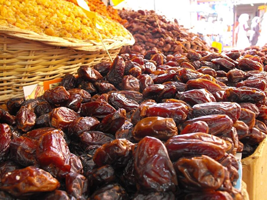 Kan şekerini dengeler

                                    
                                    
                                    
                                    Ramazan boyunca oruç tutulduğundan, kan şekerini dengede tutmak gerekiyor; hurma bunun için en ideal besin.
                                
                                
                                
                                
