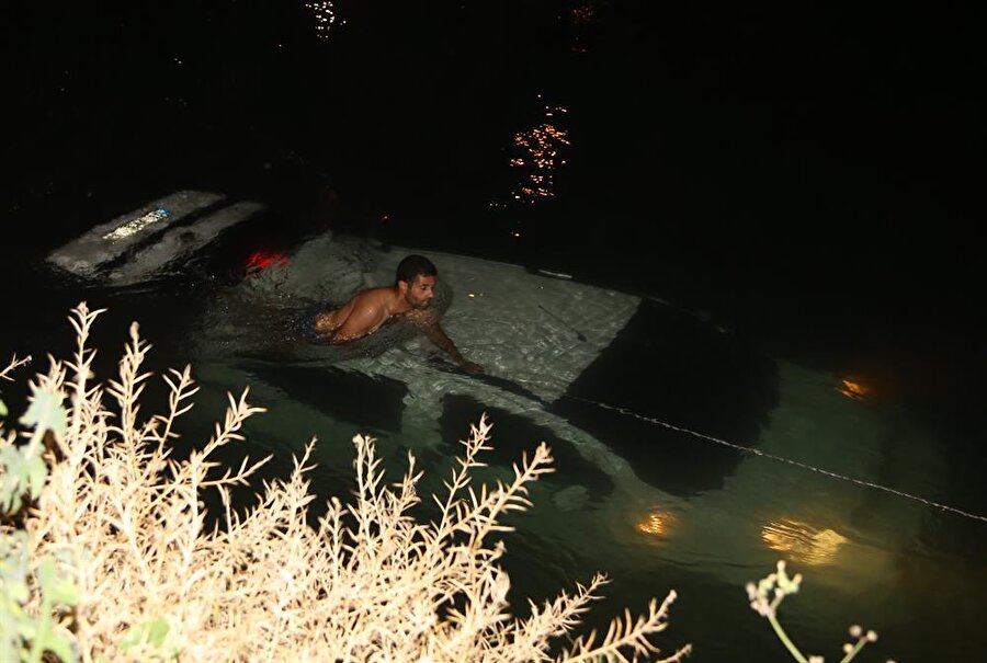 Sen misin ayrılmak isteyen: Kız arkadaşının arabasını sulama kanalına attı