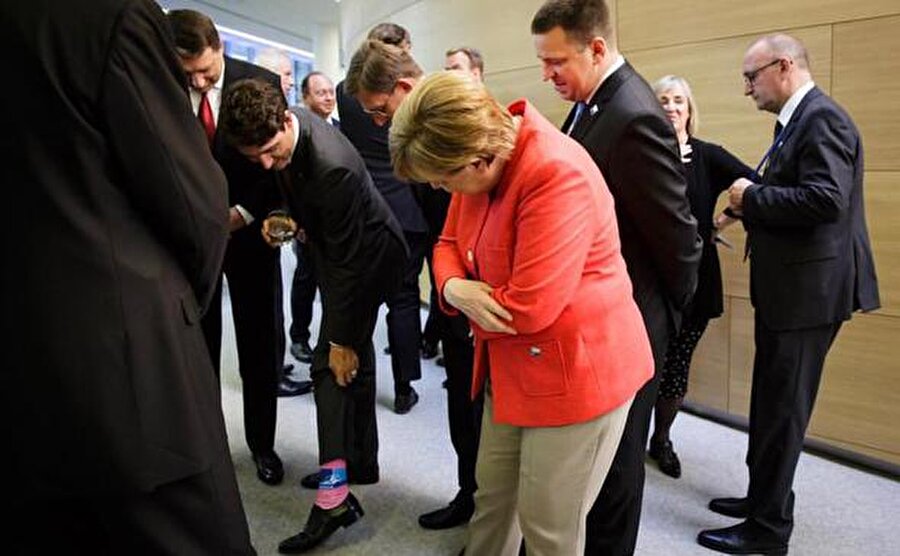 
                                    
                                    Kanada Başbakanı Trudeau NATO amblemli pembe çoraplarını Almanya Başbakanı Merkel'e gösterdi.
                                
                                