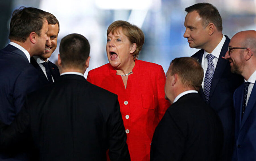 
                                    
                                    Merkel heyecanlı bir şekilde konuşurken...
                                
                                