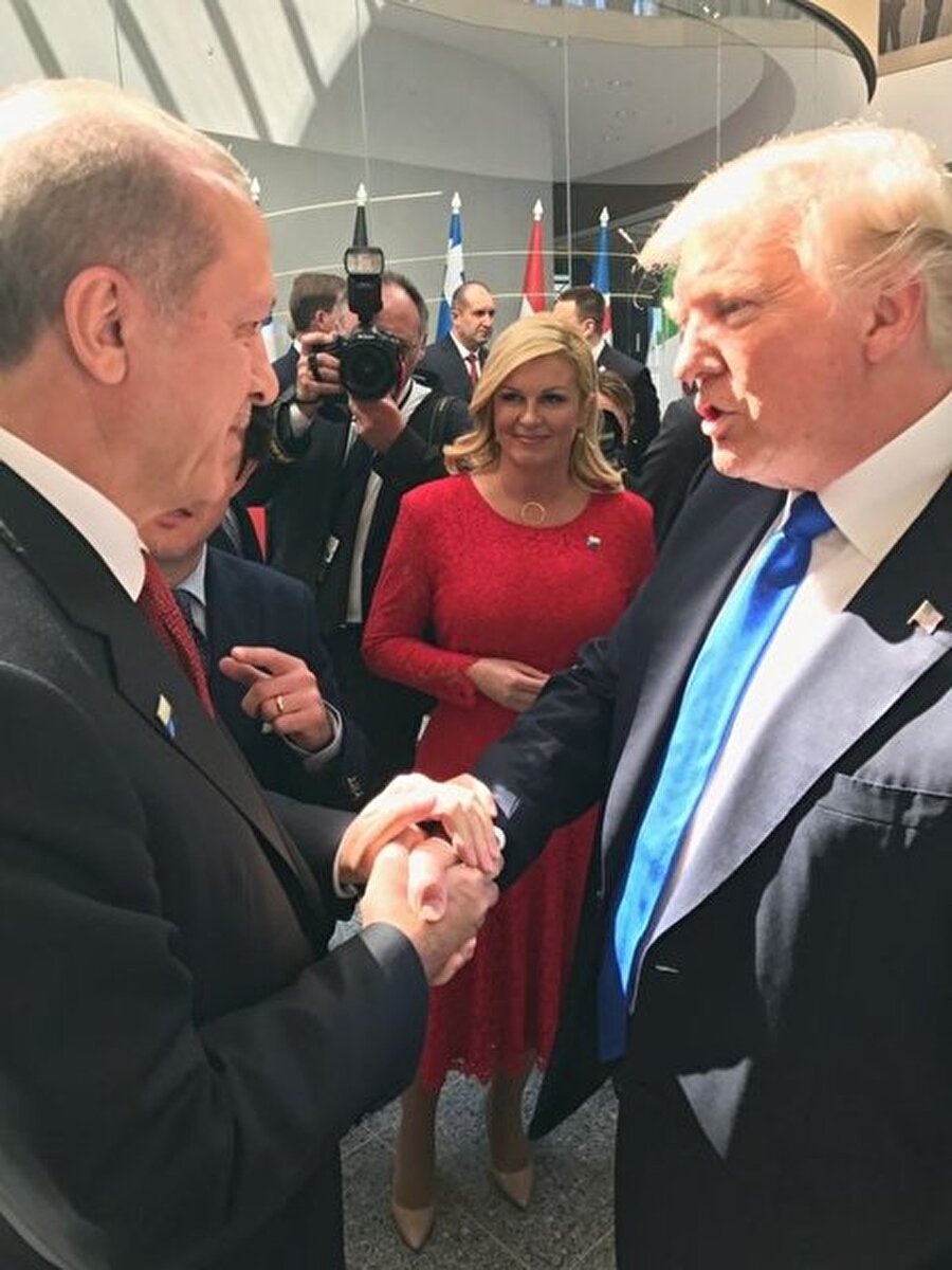 
                                    
                                    ABD Başkanı Trump ve Cumhurbaşkanı Erdoğan NATO zirvesinde koyu sohbet ederken görüntülendi.
                                
                                