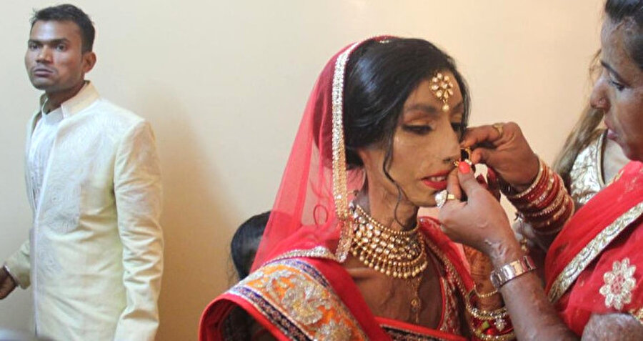 Yanlışlıkla çevirdiği numara hayatını değiştirdi

                                    
                                    Genç kadın başka bir yer ararken yanlışlıkla çevirdiği numara sayesinde 27 yaşındaki Rahul Kumar ile tanıştı. 
                                
                                