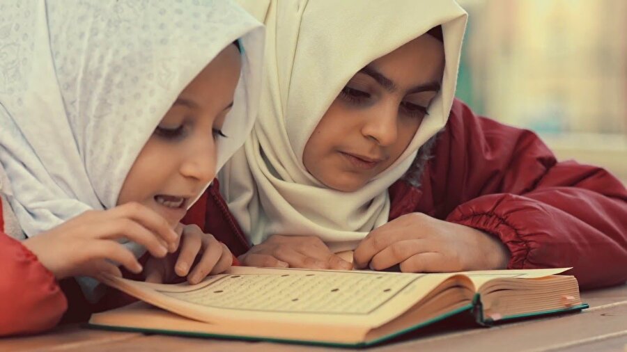Müslümanlar, ramazan ayında Kur'an okumaya her zamankinden daha çok önem verirler.

                                    
                                    
                                
                                