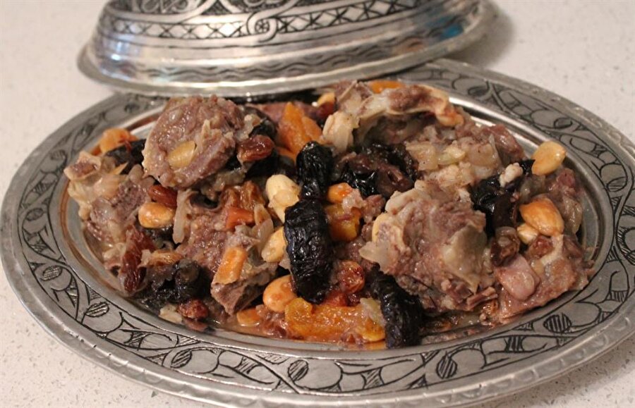 Mutancana

                                    
                                    Türk mutfağının ana yemeklerde en alışık olduğu lezzetlerden tencere yemeği mutancana, kuzu etinden yapılıyor. İçinde mürdüm eriği, üzüm, incir gibi meyvelerin de olduğu lezzeti denemenizi tavsiye ederiz.
                                
                                