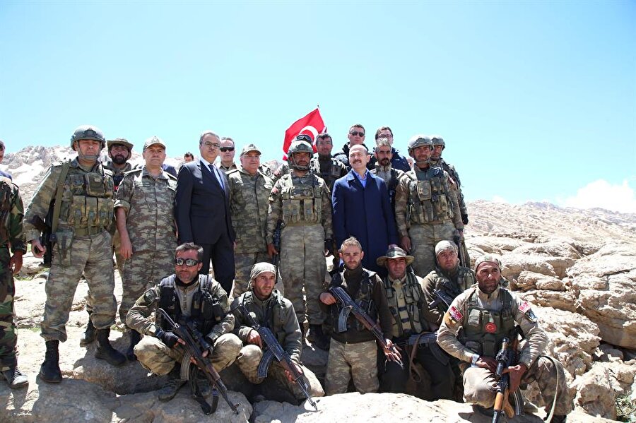 İçişleri Bakanı Süleyman Soylu, teröristlerle mücadele eden askeri ziyaret ederek incelemelerde bulundu

                                    
                                    
                                
                                