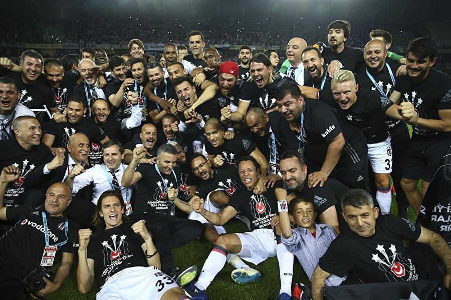 2016-2017
Ligin bitimine bir hafta kala Beşiktaş deplasmanda Gaziantepspor’a konuk oldu. Siyah-beyazlı ekip rakibini Ryan Babel, Oğuzhan Özyakup ve Anderson Talisca’nın (2) attığı gollerle 4-0 mağlup etti. Beşiktaş bu sonuçla Süper Lig tarihindeki 15. şampiyonluğuna ulaştı. Siyah-beyazlı kulüp aynı zamanda 3. yıldızı da göğsüne taktı. 24 sezon sonra üst üste ikinci kez şampiyonluk yaşayan Beşiktaş’ın başarısı tüm yurtta coşkuyla kutlandı. Beşiktaş tarihinde 3. kez bir Türk teknik direktörle şampiyonluk yaşamış oldu. Beşiktaş’ta şampiyonluk başarısını daha önce 2008-2009 sezonunda Mustafa Denizli yaşamıştı. Geçtiğimiz yıl Şenol Güneş yönetiminde şampiyon olan Beşiktaş aynı başarıyı bu yıl da tekrarladı. Şenol Güneş, Beşiktaş'ı üst üste şampiyon yapan ilk yerli teknik direktör oldu.