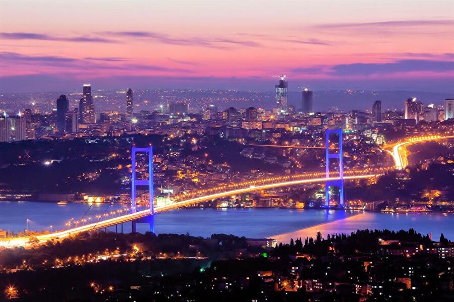 İstanbul'da sürükleyici bir keşif

                                    İstanbul’un zengin kültürel geçmişini ekrana yansıtacak dizi, izleyiciyi bu sihirli şehrin kalbinde sürükleyici bir keşfe çıkaracak.
                                