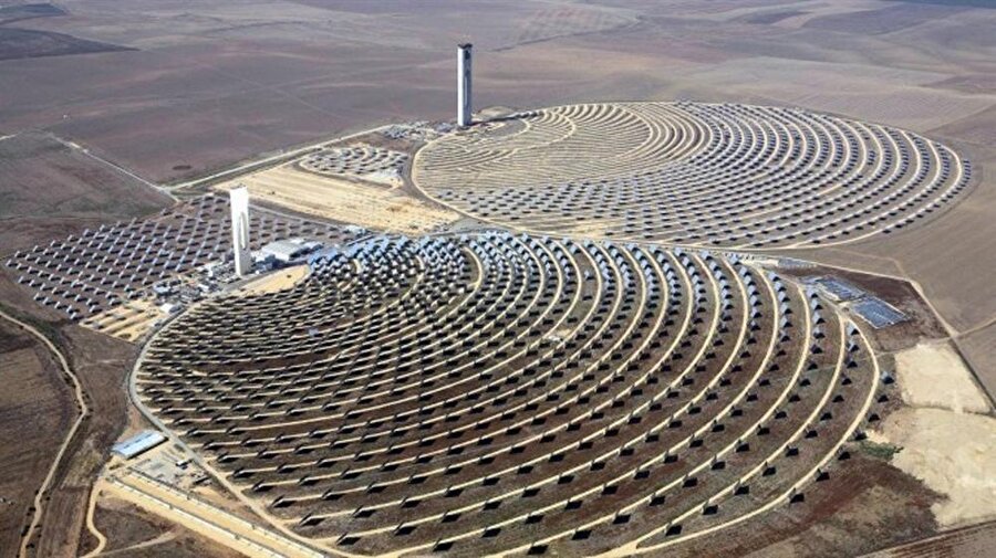 
                                    
                                    Dünyanın en büyük bağımsız güneş enerjisi santrali Abu Dhabi'de inşaa edilecek. 3,2 milyar BAE Dinarı yatırımla inşaa edilecek güneş enerjisi santraline "Abu Dhabi'nin Işığı" adı verilecek. Abu Dhabi Yönetim Konseyi Başkanı Yardımcısı Şeyh Hazza bin Zayed Al Nahyan'ın devlet haber ajansı WAM'a yaptığı açıklamaya göre santral, 1177 megawatt kapasiteye sahip olacak santralin inşaası Japonya'dan Marubeni Corp ve Çin'den JinkoSolar Hoding'in oluşturdukları konsorsiyum tarafından gerçekleştirilecek. Santral 2019 ikinci çeyrekte faaliyete geçecek.
                                
                                