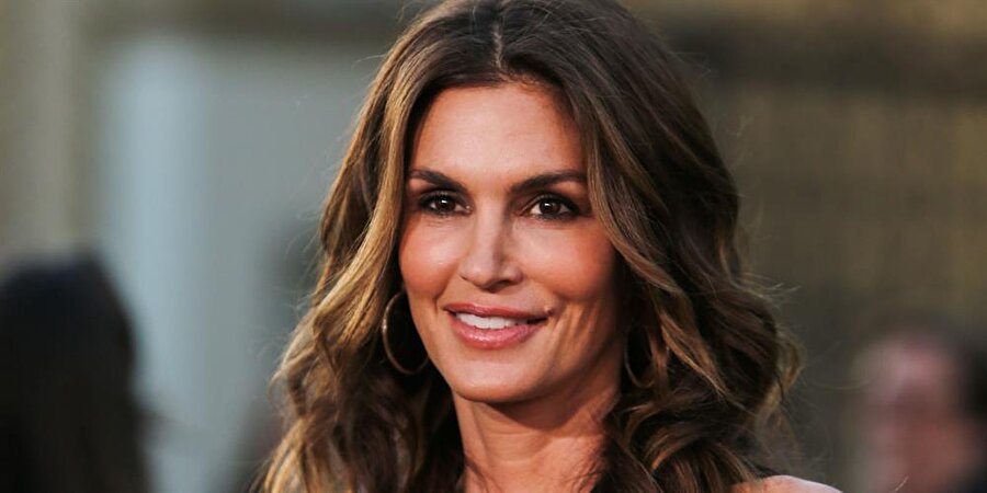 Cindy Crawford, Northwestern Üniversitesi'nde burslu olarak kimya mühendisliği kazandı.
