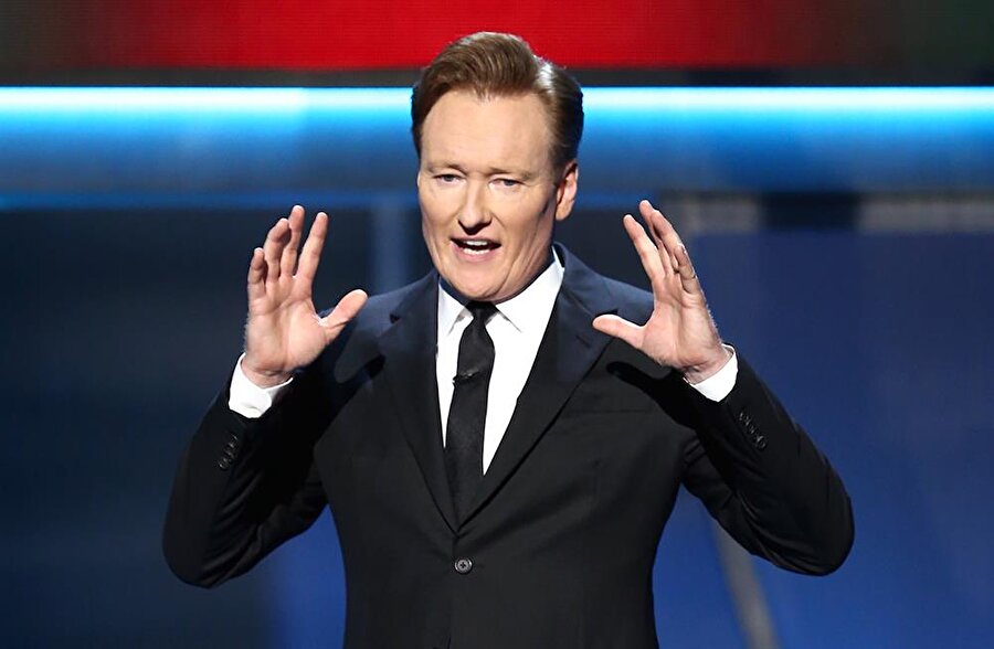 Conan O'Brien, Harvard Üniversitesi'nde Amerikan Tarihi bölümününden mezun oldu.

                                    
                                