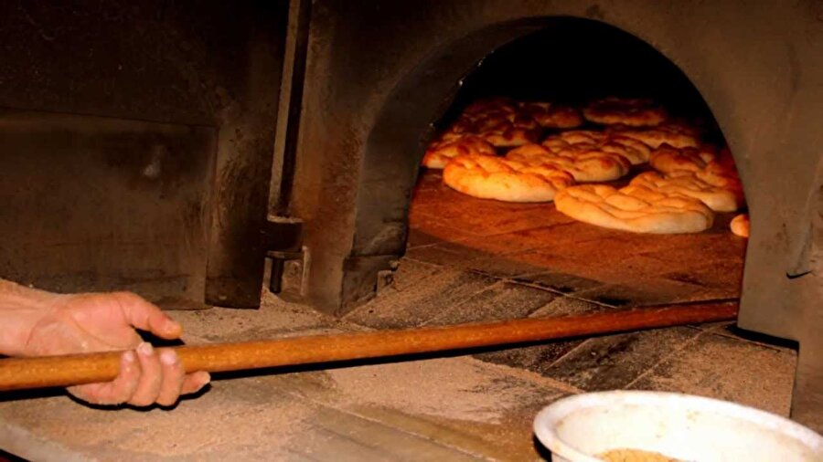 8 bin yıllık gelenek

                                    
                                    Ekmekçilik, 8 bin yıl öncesine dayanır. Kültürlere göre ekmek çeşitleri birbirinden önemli çizgilerle ayrılır.
                                
                                
