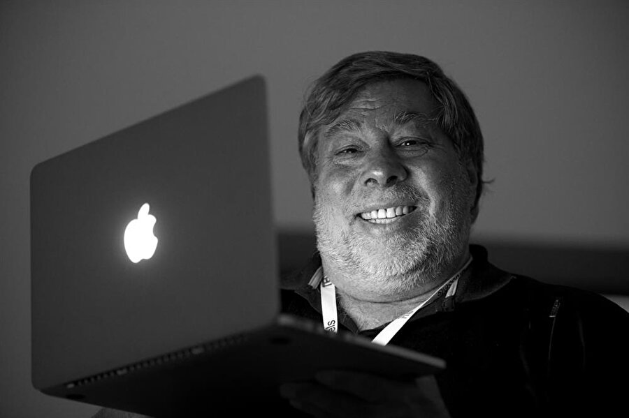 ''Apple devrimsel bir ürün çıkarmak için oldukça büyük bir şirket''
Apple’ın kurucularından Steve Wozniak da konuyla ilgili açıklama yapma gereği duydu. Bloomberg’e konuşan Wozniak konuyla alakalı şunları söyledi:
Apple devrimsel bir ürün çıkarmak için oldukça büyük bir şirket. Dünyayı değiştirmeye aday ürünleri ortaya koyan küçük firmaların bunu başardığını gördük. Google, Microsoft, Apple ve Tesla gibi şirketler küçük bir yapıdayken risk aldılar ve bunu başardılar. Burada anlatmak istediğim risk alma durumunun her zaman yapılamayacağı. Apple gibi büyük bir şirket bu konumdayken risk alıp farklı şeyler denemeye kalkışamaz. Bu zamanında yapılması gereken bir işti ve başarıyla yapıldı.