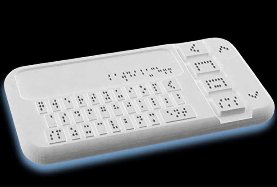 Görme engellilerin telefonları kullanabilmesi için Braille alfabesi olan aksesuarlar, akıllı telefonlarda mevcuttur.