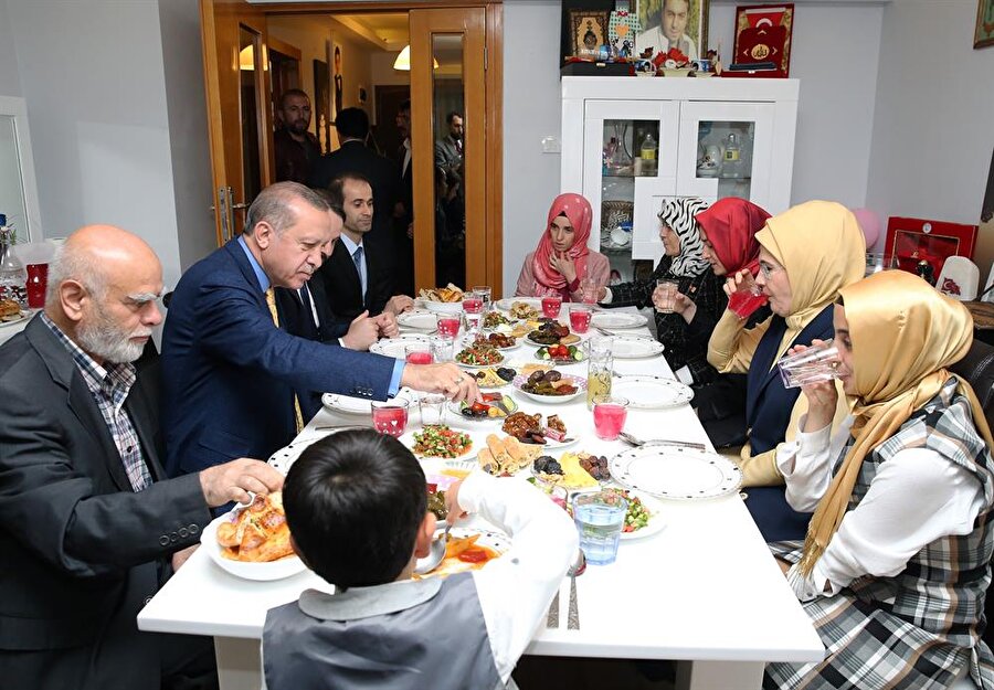 Cumhurbaşkanı Erdoğan şehit ailesiyle iftarda bir araya geldi