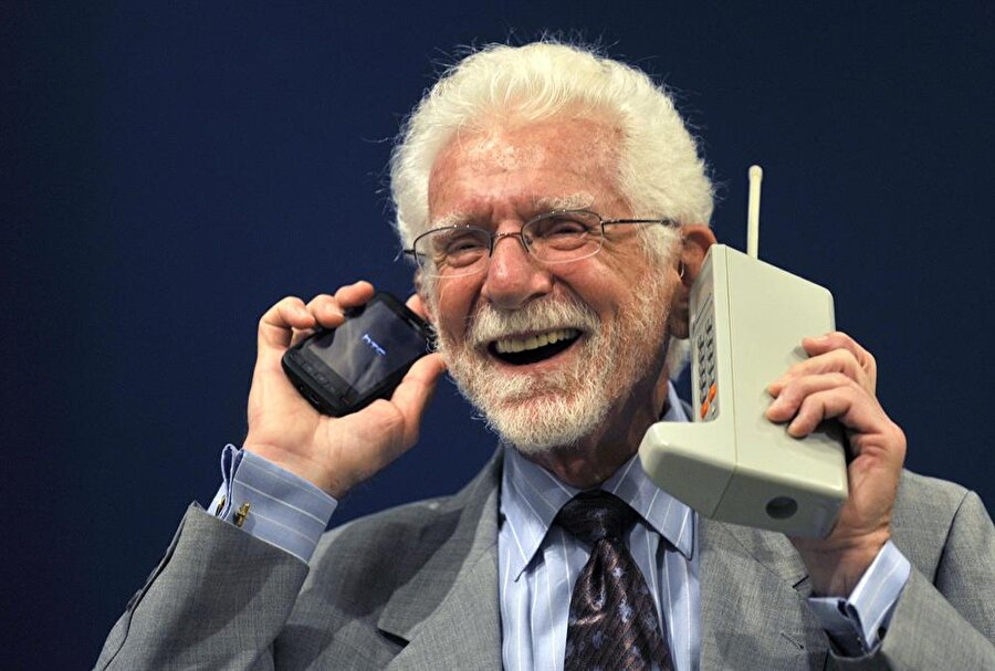 1973’te Martin Cooper isminde bir Motorola çalışanı tarafından ilk mobil araması yapıldı. Arama, New York’ta bir sokaktan gerçekleştirildi.