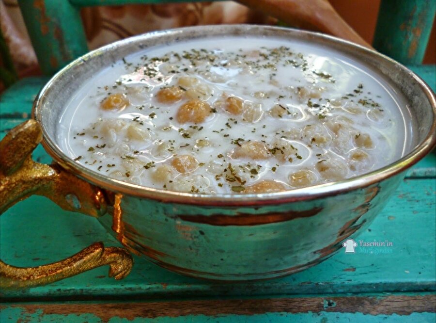 Yoğurt çorbası tarifi

                                    Hem iftarda hem sahurda kolaylıkla yapıp tüketebileceğiniz bu lezzetli çorba içinizi ferahlatırken, içerisindeki buğday ve nohut da oruç tutarken tok kalmanızı sağlar. Üstelik bu lezzeti yapmak oldukça kolay.Gerekli malzemeler1 su bardağı buğday1 su bardağı nohut4 su bardağı yoğurtTuzSuNane
                                