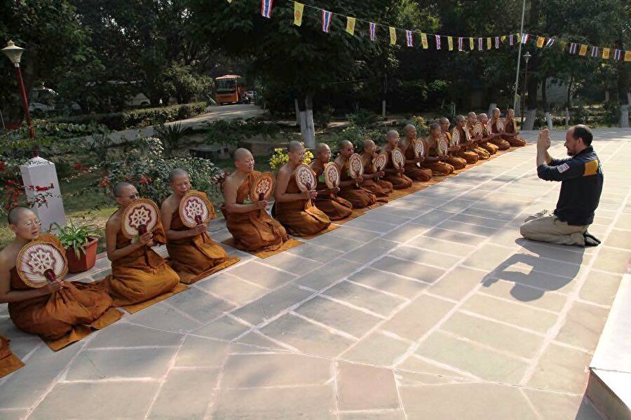 "Küçükken haritada bulduğum yerleri görme şansım oldu"
Daha çocukken gelişim ve coğrafya ansiklopedileriyle başlayan seyahat tutkusunu, büyüdükçe gerçekleştirmeye başlayan Koparan, "Küçükken haritalar üzerinde seyahat ettiğimi hayal ettiğim birçok ülkeyi görme şansım oldu" diyor.