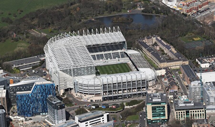 St. James 'Park, Newcastle, İngiltere

                                    Takımı: Newcastle United FCYapım: 1892 (2000'de genişletildi ) Mimarlar: TTH Architects, Gateshead UK Kapasite: 52.000
                                