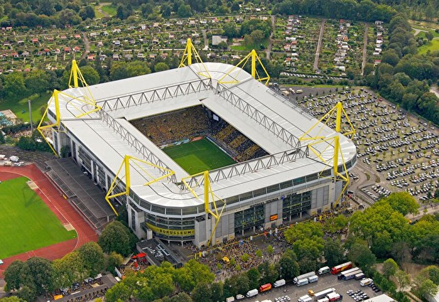 Signal Iduna Park, Dortmund, Almanya

                                    Ekip: Borussia Dortmund Yapım: 1974 (2006'da yenilenmiş) Mimar: Planungsgruppe Drahtler Kapasite: 80.667
                                