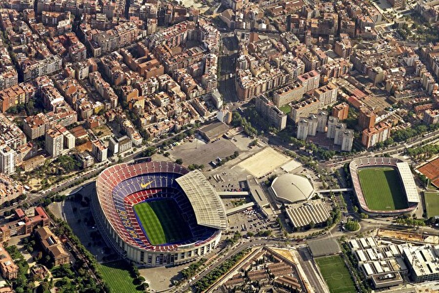 Camp Nou, Barselona, ​​İspanya

                                    Ekip: FC Barcelona Yapım: 1957 (2008'de yenilenmiş) Mimarlar: Francesc Mitjans Miró ve Josep Soteras Mauri ve Lorenzo García Barbón Kapasite: 99.355
                                