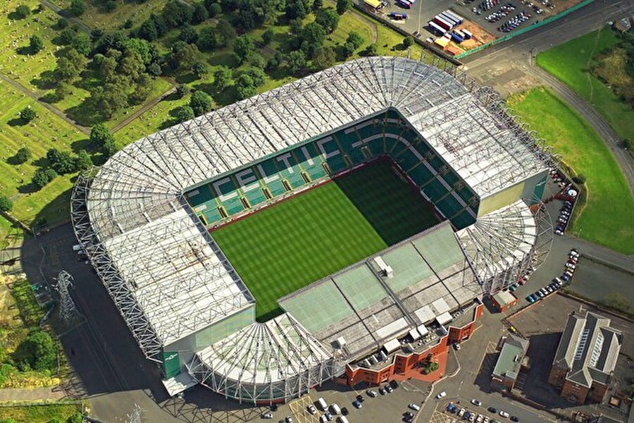 Celtic Park, Glasgow, İskoçya

                                    Takım: Celtic Yapım: 1892 (1998'de yenilenmiş) Mimarlar: Duncan and Kerr, Percy Johnson-Marshall Doç. Dr. Kapasite: 60.400
                                