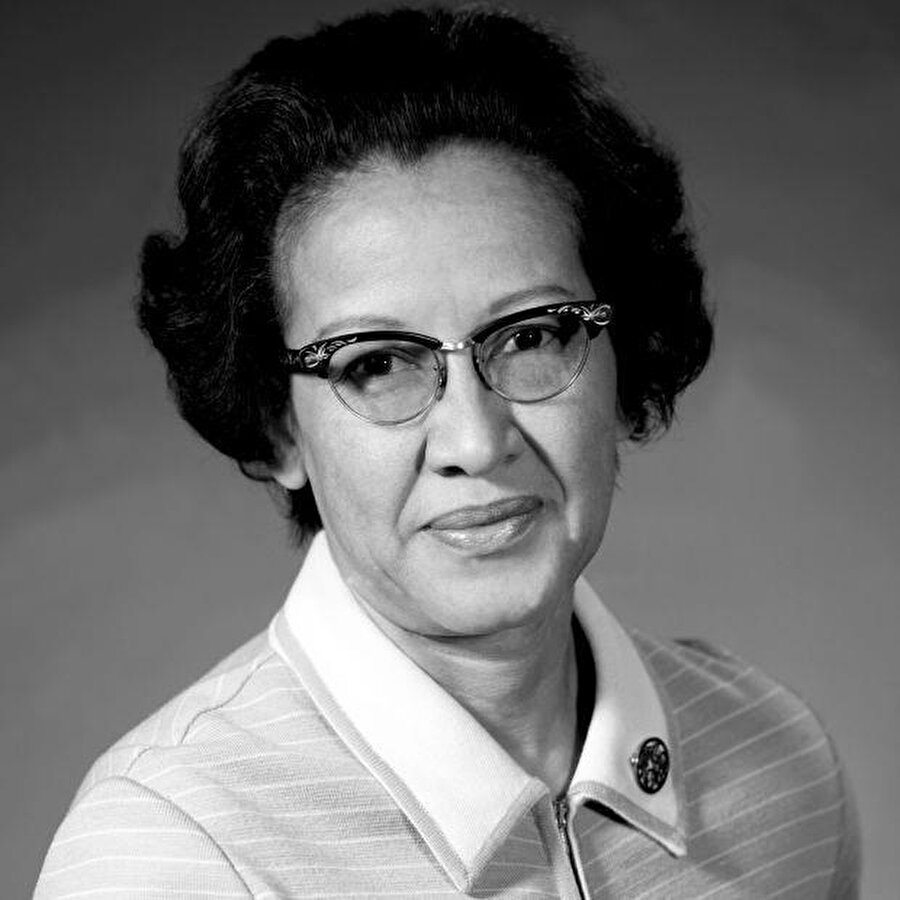 Katherine Johnson
1918'de Batı Virginia'da dünyaya gelen Katherine Johnson, küçük yaşlarından itibaren sayılara olan ilgisiyle başta ailesinin ve öğretmenlerinin ilgisini çekti. Yoldaki adım sayısından, duvardaki cama kadar her şeyi sayan Katherine, matematikteki üstün başarısından ötürü liseye 10 yaşında başladı.
15 yaşında üniversitede Matematik bölümüne başlayan Kathrine Johnson, 18 yaşında üniversiteden mezun oldu. Üniversiteden sonra öğretmenlik yapan Johnson, 34 yaşına geldiğinde NASA’nın siyahi Amerikalı kadınları işe aldığını duydu. O yıl başvuruları kaçırdı. Ertesi yıl bir kez daha başvurdu. Bu defa NASA’da geçici olarak işe başladı. ‘İşlemci’ olarak çalışan siyahi kadınlar arasında, hızı ve ilgisiyle fark edildi. 1962 yılında Amerika Birleşik Devletleri’nin aya insan göndermeye karar vermesinin ardından, NASA çeşitli soruları cevaplamak ve hesap yapabilmek için ekipler kurdu. İşte Katherine Johnson’ın hayatı bu noktada değişti. Ekiplerden birine destek vermek için geçici işlemci olan Johnson, yapılacak yolculuk için geometrinin nasıl kullanılacağını inceledi. Hatta hesaplamaları yapmak için o güne dek sadece erkeklerin katıldığı toplantılara katıldı. NASA, uzay aracının yörüngede dolaşma yollarını aramak için, Johnson’ın hesaplamalarını kullandı ve başarılı oldu. Ve daha sonra aya insan gönderilmesinde hesaplamalarıyla katkıda bulundu. 30 yıldan fazla NASA’da çalışan Katherine Johnson’ın adı 2016 yılında NASA'nın Virginia'daki Langley Araştırma Merkezi'ndeki bir binaya verildi.