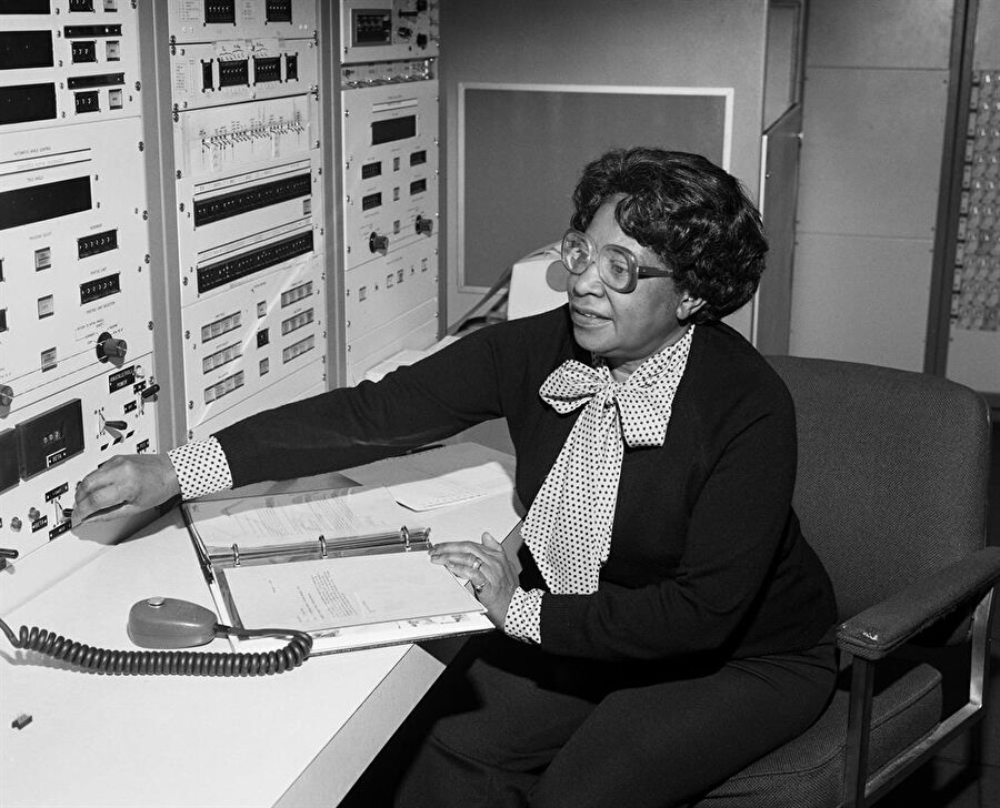 Mary Jackson

                                    
                                    1921 doğumlu Mary Jackson, bilim tutkusuyla Matematik ve Fizik bölümlerini Hampton Institute’de tamamladı. NASA’daki siyahi işlemcilerden biri olan Jackson, bir mühendislik ekibine katılması için teklif aldı. Ardından projenin yürütücüsü tarafından deneylere katılması için teşvik edildi. Ancak Mary’nin mühendislik dersleri alması gerekiyordu. Ve katılabileceği mühendislik derslerinin yapıldığı Hampton Lisesi’nde yalnızca beyaz erkekler ders alabiliyordu. Bu derslere katılması için özel bir izin alması gerekiyordu. Ve Mary Jackson özel izni alıp, dersleri tamamlayıp NASA’nın ilk siyahi kadın mühendisi oldu. Havacılık mühendisliğine dair birçok makale yazdı ve etkili çalışmalarda bulundu. 1985 yılında NASA’dan emekli oldu. 
                                
                                