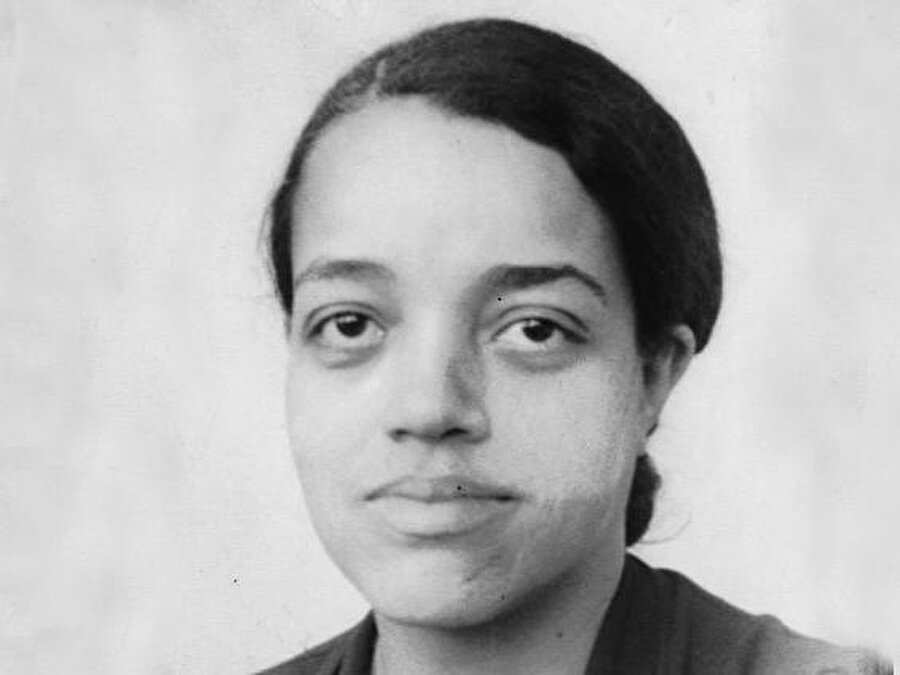 Dorothy Vaughan
1910 doğumlu Dorothy Vaughan, Wilborce Üniversitesi Matematik bölümünden mezundur. NASA’daki siyahi işlemci kadınların yöneticisinin ayrılmasının ardından, geçici süre işleri yönetmesi istenir. Ancak hiçbir unvan almayacaktır. NASA’nın dört gözle beklediği yeni makine işlemci IBM’in gelmesinin ardından bir takım aksaklıklar yaşanır. Bu sürede Dorothy, FORTRAN programlamayla ilgilenir. IBM’in işletilmesi için siyahi işlemci kadınlara yöneticilik etmesi için teklif alır. Ve NASA’daki ilk siyahi kadın denetçi-yönetici olur. 1971 yılında NASA’dan emekli olur.Kaynak: nasa.gov