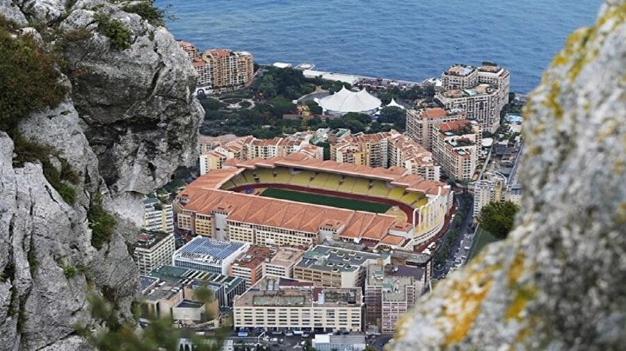 Stade Louis II, Monako, Fransa
Takım: AS Monaco FC Yapım: 1985 Mimarlar: Henri Pottier, Philippe Godin ve Jacques Rechsteiner Kapasite: 18.480