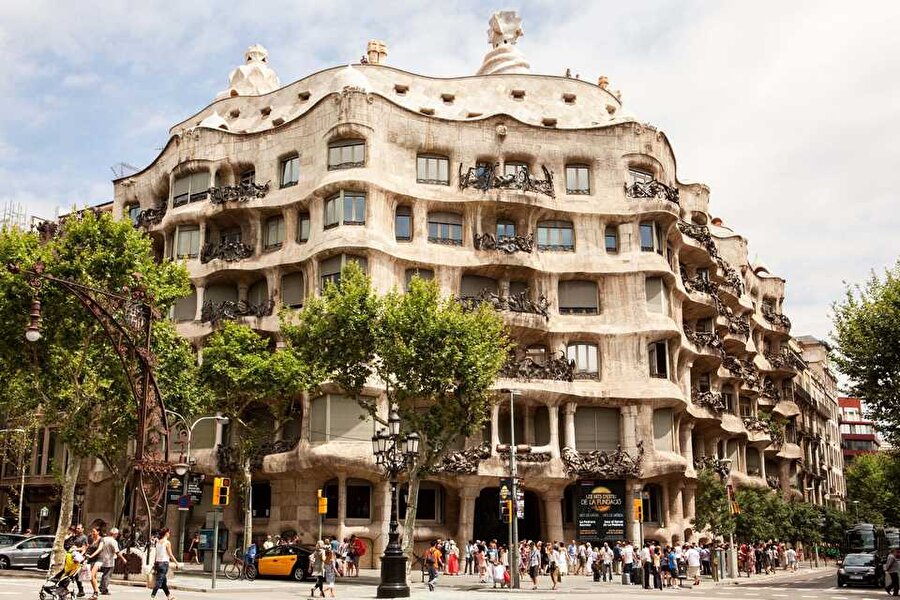 Passeig de Gracia'da, Barselona'nın en ünlü caddelerinden biri. Bu cadde üzerinde 5'er dakika arayla Antoni Gaudi'nin iki önemli eseri Casa Mila ve Casa Batllo'yu görebilirsiniz. Dikkat çekmekte yarar var Passeig de Gracia caddesi üzerinde bulunan mağazalar biraz pahalı.