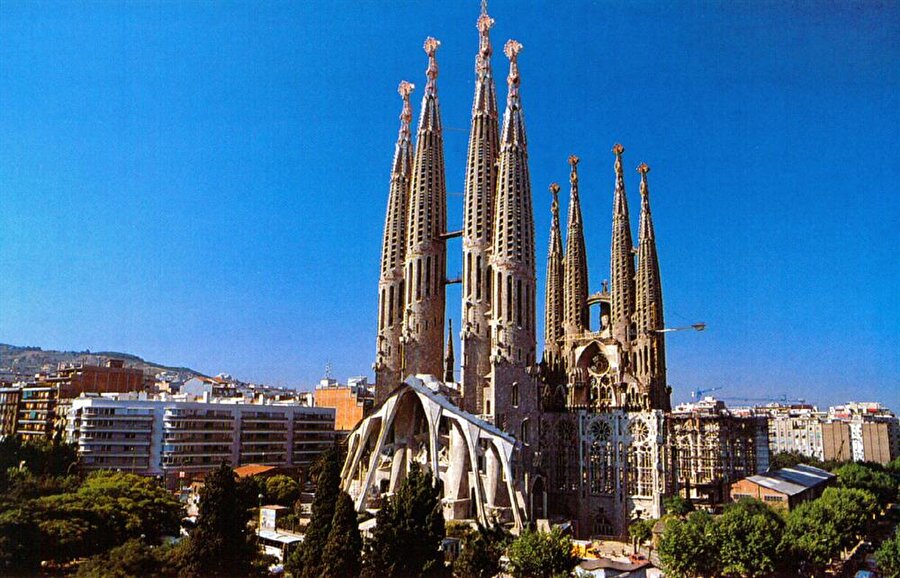Barselona, şehriyle özdeşleşmiş bir yapıyla karşı karşıyayız. Gaudi'nin yaşamının sonunda tamamlayamadığı, dünyanın en ünlü kiliselerinden biri olan La Sagrada Familia. Gaudi, eserini bitiremese de bu eser özel şekilde Barselona'yı temsil eden yapılardan biri. Ürkütücü bir yapıya benzese de buraya muhakkak uğramanızı öneririz.