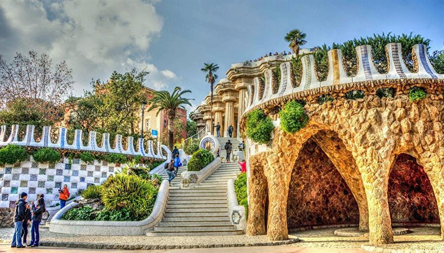 Gaudi'nin doğa hayranlığını ve doğa esinlenmelerini içerideki figürlerden görebilirsiniz. Vallcarca ya da Lesseps duraklarından birinde inip biraz yürüdüğünüzde vardığınız bol renkli yer Park Güell. Evet tam burası.