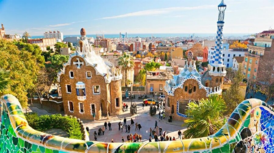 Gaudi, şüphesiz Barselona'yı Barselona yapan kişi. Park Güell'de Gaudi'nin elinden çıkmış bir yapı. Bol renkli, bol mozaikli bir yer Park Güell. İlk başta yerleşim yeri olarak tasarlansa da sonradan mevzular karışmış ve böyle bir yer geriye kalmış.