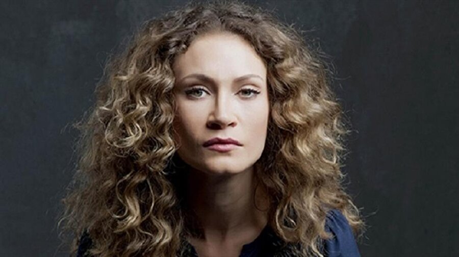 "​Sizi müşteri temsilcisine aktarıyoruz" Bankaların mobil sesi Ece Dizdar