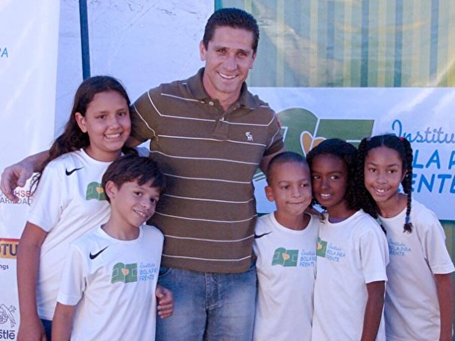 Kampanya düzenlendi!

                                    
                                    Dört kere dünya şampiyonluğu görmüş eski futbolcu Jorginho tarafından 2000 yılında Rio de Janeiro'da kurulmuş olan Instituto Bola Pra Frente Futbol Okulu, çocukları favelalardan kurtarmak için bir kampanya düzenledi.  
                                
                                