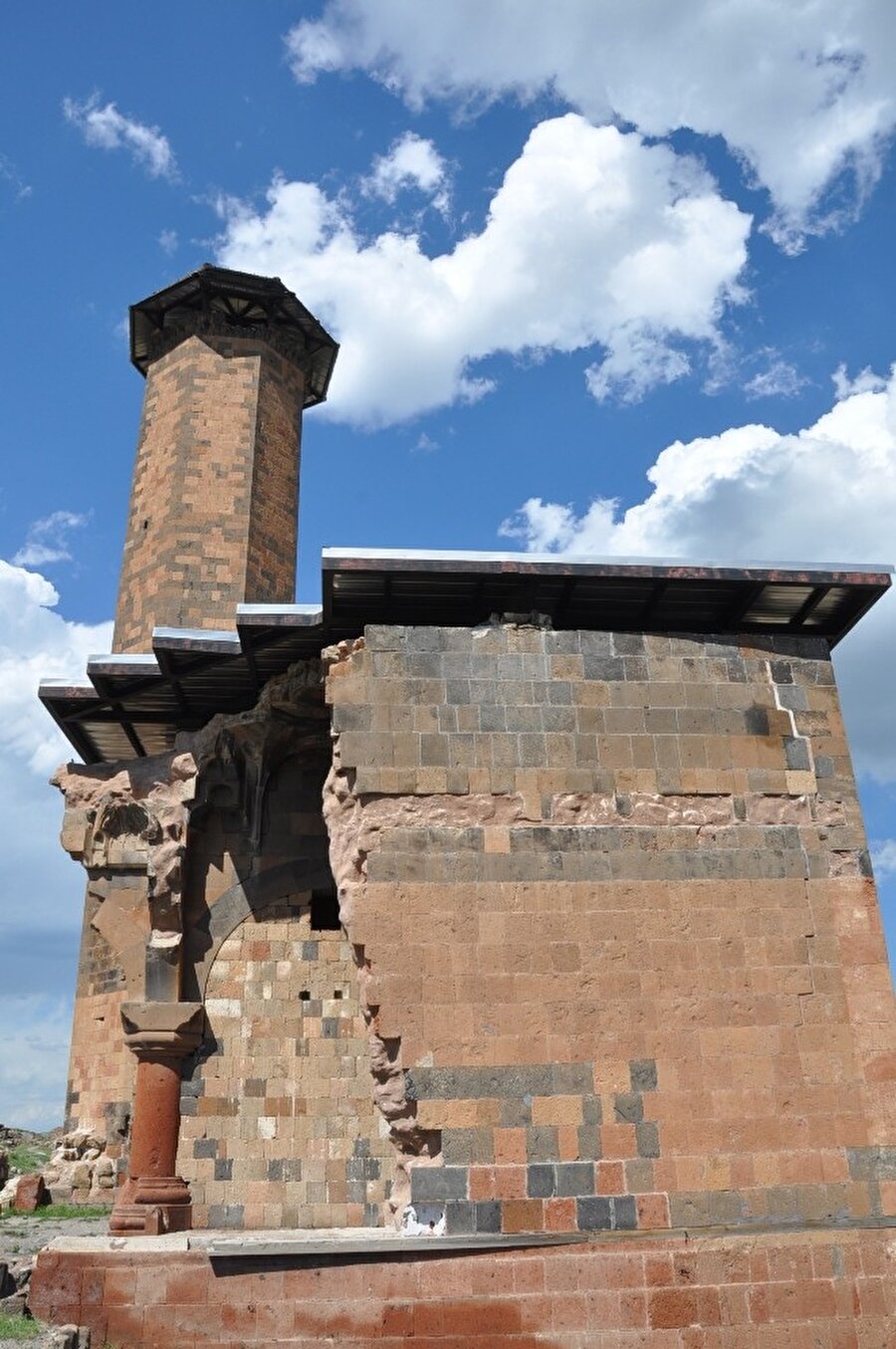 "Sivas Divriği’deki Ulu Cami’den, Diyarbakır’daki Ulu Cami’den daha önce olan bir Türk Camisidir"

                                    
                                    
                                    
                                    Sultan Alparslan’ın Anı’yı fethinden sonra 1064 tarihinde geldiğinde ilk cuma namazının kılındığı yer olarak belirtildiği caminin burası olmadığını kaydeden Kop, "Burada Meryem Ana Katedral olarak bilinen büyük bir kilise var. Sonradan Fethiye Camisi olarak değiştirilmiştir. Herkesin de takdiridir. Birden fazla farklı dine mensup ibadethaneden en büyüğü camiye çevrilir. Fethedildiği için de buna Fethiye denir. Kars’ta iki tane vardır. Biri şehir merkezinde, biriside burada. Meryem Ana Katedrali olarak bilinen Fethiye Camii hemen bu Ebul Menuçehr Camisi’nin tam arkasına düşmektedir. Orada namaz kılınmıştır. İlk namaz kılınan yer burası değildir. Buranın özelliği tekrarlıyorum. Anadolu’daki ilk Türk camisidir. Gerek Sivas Divriği’deki Ulu Cami’den, gerek Diyarbakır’daki Ulu Cami’den daha önce olan bir Türk Camisidir. Yıl 1072 bunu belirtmekte fayda var" dedi.
                                
                                
                                
                                