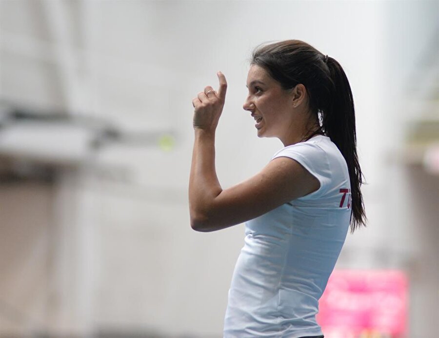 “Çok yorucu olabiliyor”

                                    Bize bireysel spor yapmanın avantajları ve dezavantajlarından bahseder misin?Hem teklerde hem çiftlerde tenis oynadığım için her zaman bireysel spor yapıyorum denemez. Takım olarak hareket etmek bazen zor olsa da insan kendini güvende hissedebiliyor. Hatalar ve başarılar paylaşılıyor. Teklerde ise her şey size ait ve bu bazen zihinsel olarak yorucu olabiliyor.
                                