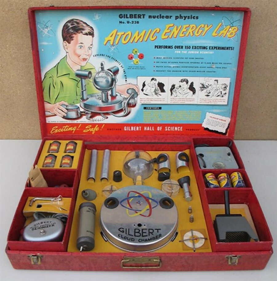 Atomic Energy Laboratory / Atom Enerjisi Laboratuarı

                                    
                                    1961 yılında piyasaya sürülen oyuncak setinin içerisinde gerçek radyoaktif materyaller bulunuyordu. Son derece tehlikeli olan bu oyuncağın satışı 1952 yılında yasaklandı.
                                
                                