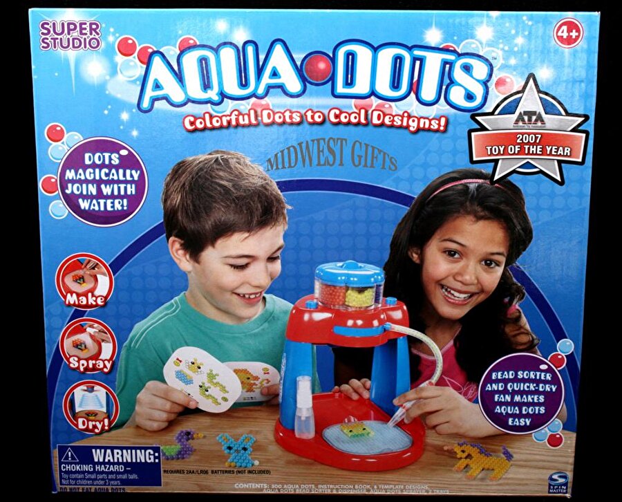 Aqua Dots / Su Notaları

                                    
                                    2007'de Kanadalı bir firma bu gizemli boncukları piyasaya sürdü. Söz konusu boncuklar suyla temas ettiğinde birbirine yapışıyordu. Ancak bu oyuncak piyasaya sürülürken çocukların boncukları yutabileceği düşünülmemişti. Çok sayıda çocuk bu boncuğu yuttu ve içerdiği kimyasallar nedeniyle komaya girdi.
                                
                                