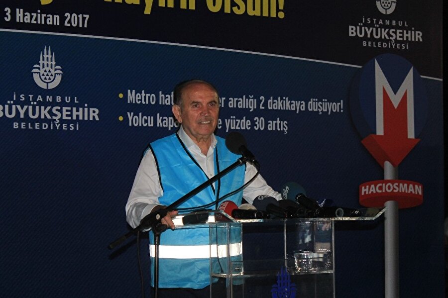 ​“Yeni 68 vagonla 160’a ulaşacak sistem sayesinde yüzde 30 yolcu sayısı artacak”

                                    Vagon indirme töreninde konuşma yapan İstanbul Büyükşehir Belediye Başkanı Kadir Topbaş, “Şuanda Seyrantepe’de ki metro istasyonumuza 68 tane vagon indireceğiz. Bugün 68 vagonumuz şuanda hatta bulunan 92 vagona ilave edilerek devreye girecek. Böylece vagon sayısı 160 vagona ulaşacak. 160 vagon bu sistemde çalışırken, yüzde 30 daha fazla yolcu taşıyabilecek. Çok ileri bir teknolojik sistem olarak devreye giren bu vagonların özellikleri var. Bahsettiğim gibi insansız bir sistem olarak çalışacak. Yani sistem tamamen kendi elektronik bir yazılımla depo alanlarına gidebilecek ve devreye girerek sistem çalışacak” dedi.
                                