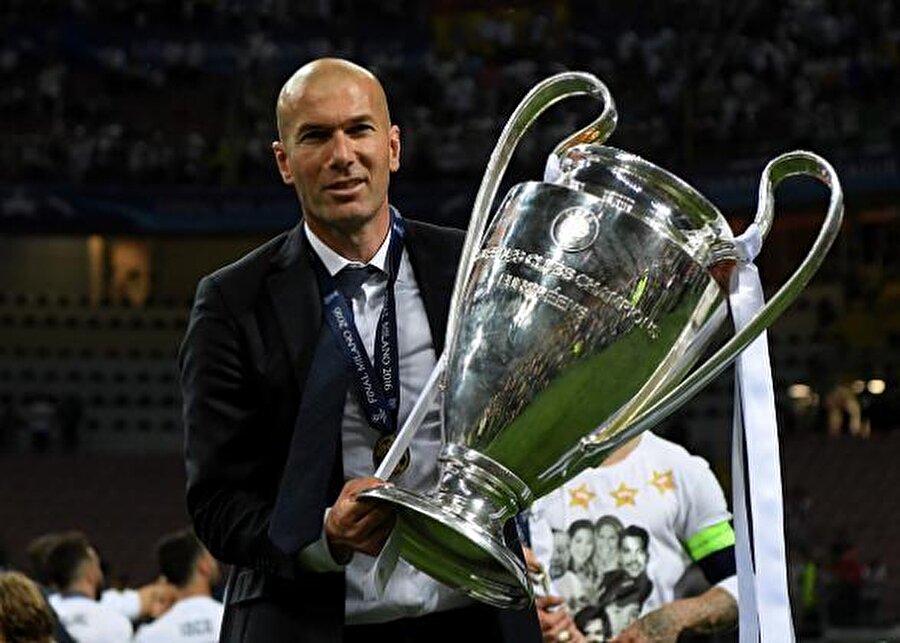 Zinedine Zidane ilki yaşattı
Real Madrid Teknik Direktörü Zinedine Zidane da iki kez üst üste Şampiyonlar Ligi’ni kazanan ilk teknik direktör oldu. 