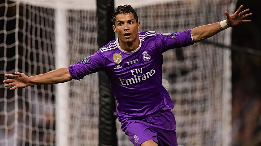 CR7’den 500. gol
Cristiano Ronaldo, Juventus maçında Real Madrid’in Şampiyonlar Ligi’ndeki 500. golünü kaydetti. Bu arada Portekizli futbolcu bu sene Devler Ligi’ni 11 golle tamamladı.