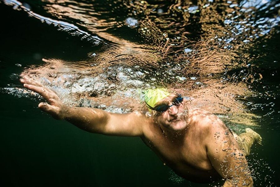 Nehirleri baştanbaşa yüzen sporcu maratonlar sonucunda ciddi kilo kayıpları  yaşıyor. 