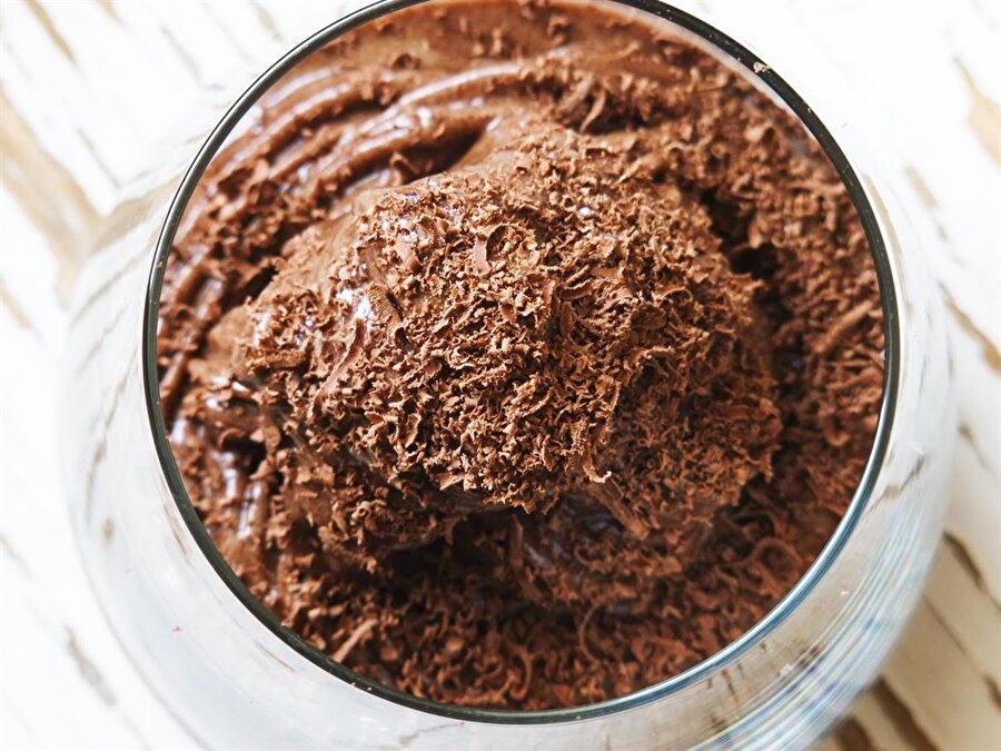 Çıtır çikolata parçacıklı dondurma

                                    Öncelikle sütü bir tencereye koyun ve kaynatmaya başlayın. Farklı bir yerde bütün malzemeleri harmanlayın. Süt ılımaya başlayınca karışımdan azar azar ekleyin ve yaklaşık yarım saat kaynatın. Altını kapatın ve soğumaya bırakın; ardından içerine yaklaşık 1 su bardağı parça çikolata ekleyin ve buzlukta dondurun. Servis ederken meyvelerle de süsleyebilirsiniz.
                                